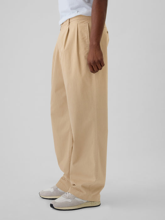 Modern Pleated Khakis in Baggy Fit