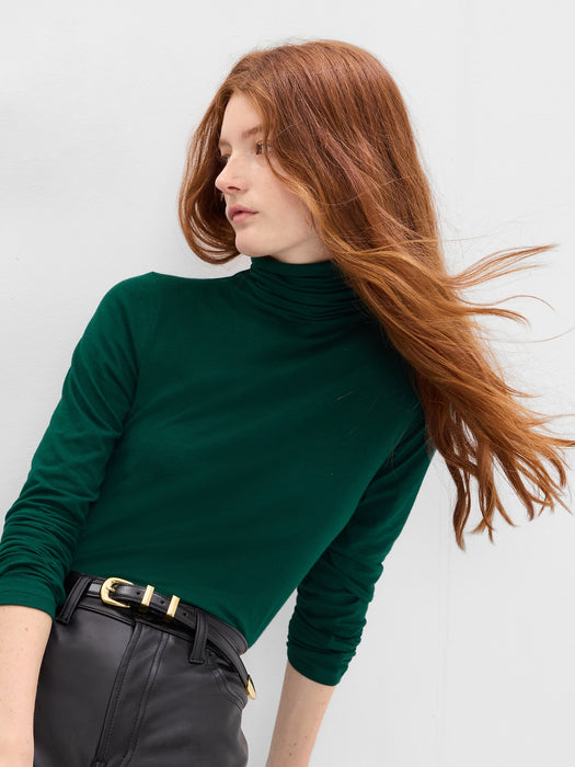 Featherweight Turtleneck - green pine